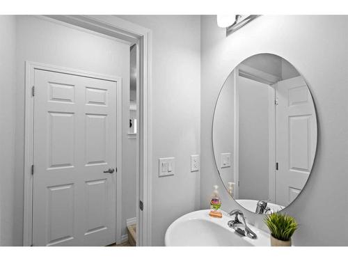 345 Hillcrest Square Sw, Airdrie, AB - Indoor Photo Showing Bathroom