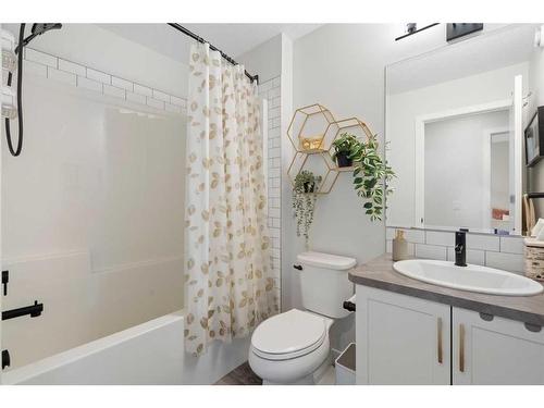 14 Wolf Creek Manor Se, Calgary, AB - Indoor Photo Showing Bathroom