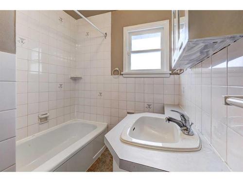 2435 23 Street Nw, Calgary, AB - Indoor Photo Showing Bathroom