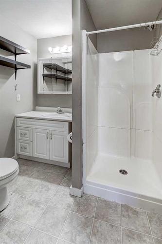 2435 23 Street Nw, Calgary, AB - Indoor Photo Showing Bathroom