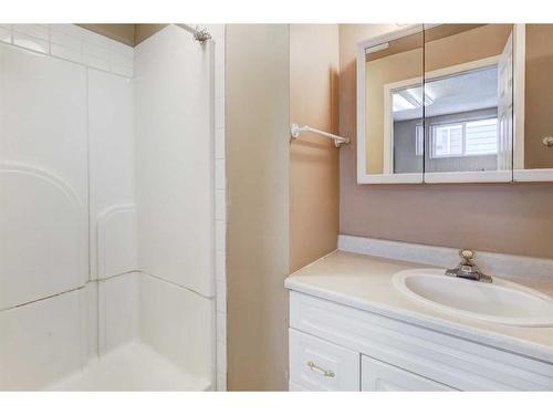 2435 23 Street Nw, Calgary, AB - Indoor Photo Showing Bathroom