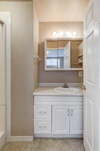 2435 23 Street Nw, Calgary, AB - Indoor Photo Showing Bathroom