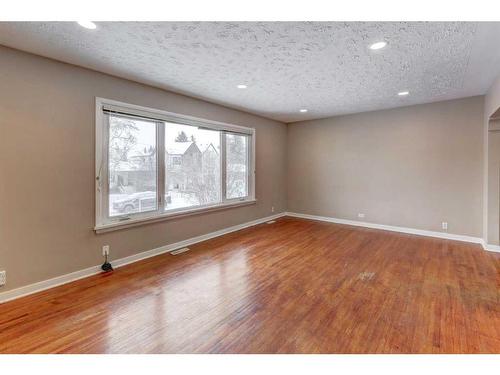 2435 23 Street Nw, Calgary, AB - Indoor Photo Showing Other Room