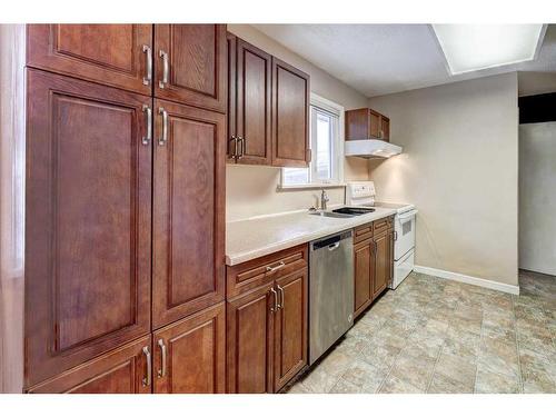 2435 23 Street Nw, Calgary, AB - Indoor Photo Showing Kitchen