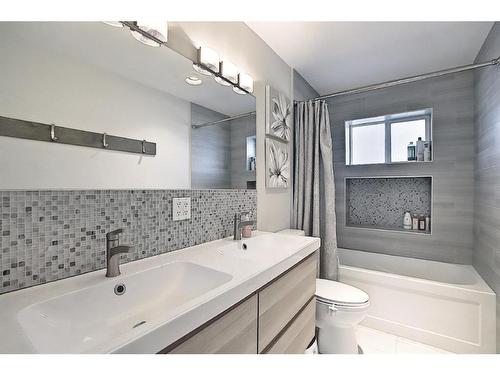 8 Fawn Crescent Se, Calgary, AB - Indoor Photo Showing Bathroom