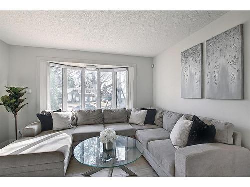 8 Fawn Crescent Se, Calgary, AB - Indoor Photo Showing Living Room