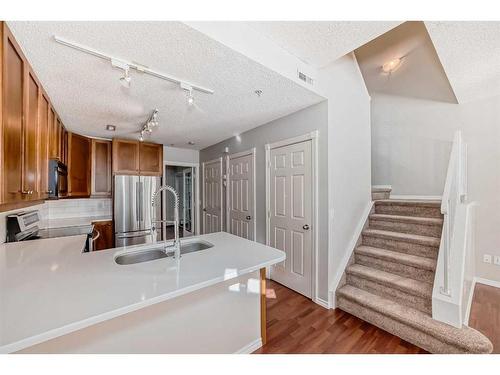 105-112 14 Avenue Se, Calgary, AB - Indoor Photo Showing Kitchen