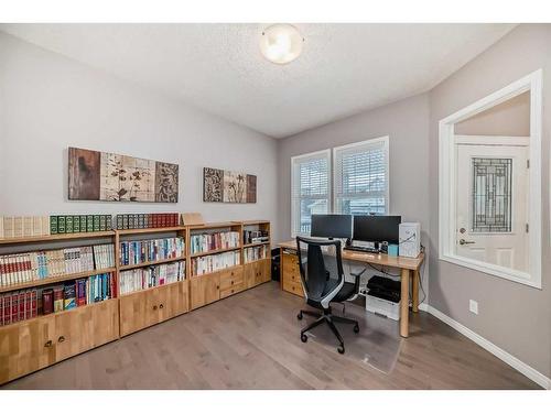 21 Sherwood Street Nw, Calgary, AB - Indoor Photo Showing Office