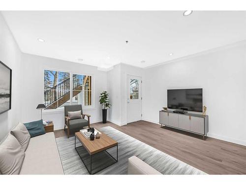 2419 37 Street Sw, Calgary, AB - Indoor Photo Showing Living Room