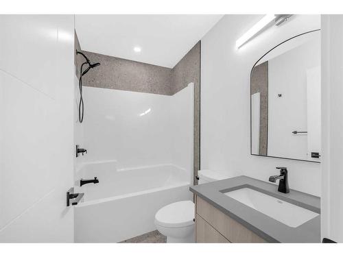 2419 37 Street Sw, Calgary, AB - Indoor Photo Showing Bathroom