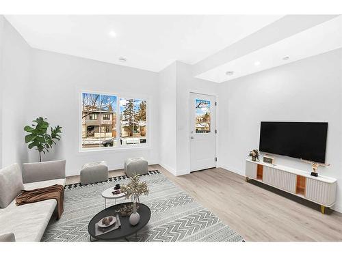 2419 37 Street Sw, Calgary, AB - Indoor Photo Showing Living Room