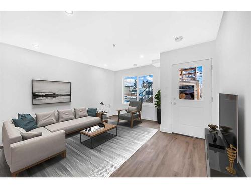 2419 37 Street Sw, Calgary, AB - Indoor Photo Showing Living Room