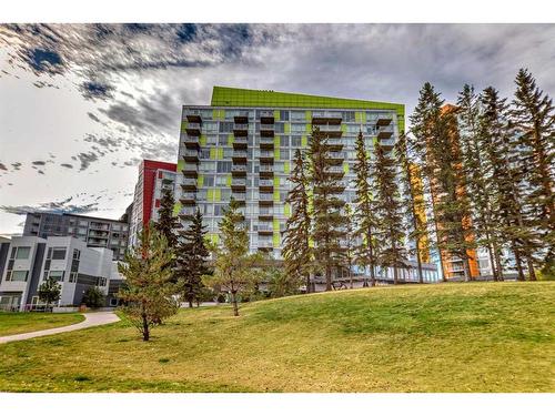 513-30 Brentwood Common Nw, Calgary, AB - Outdoor