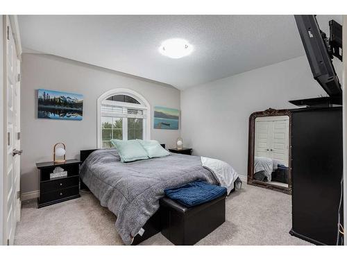 1093 Coopers Drive Sw, Airdrie, AB - Indoor Photo Showing Bedroom