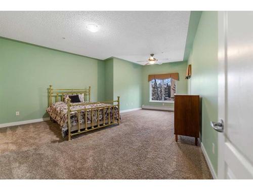 438-20 Discovery Ridge Close Sw, Calgary, AB - Indoor Photo Showing Bedroom