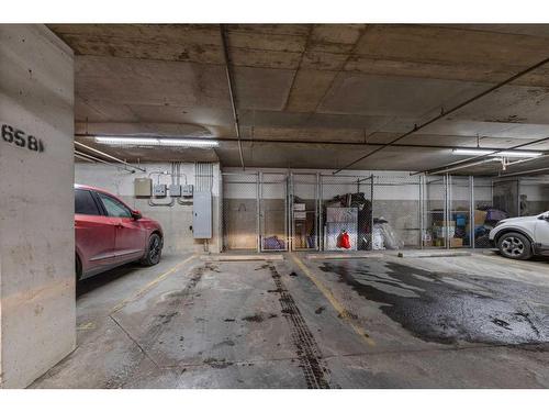 438-20 Discovery Ridge Close Sw, Calgary, AB - Indoor Photo Showing Garage