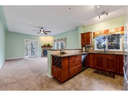 438-20 Discovery Ridge Close Sw, Calgary, AB - Indoor Photo Showing Kitchen