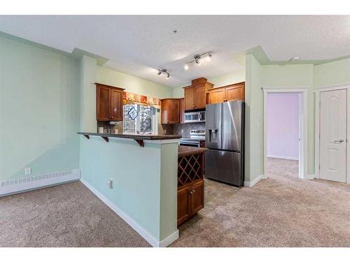 438-20 Discovery Ridge Close Sw, Calgary, AB - Indoor Photo Showing Kitchen