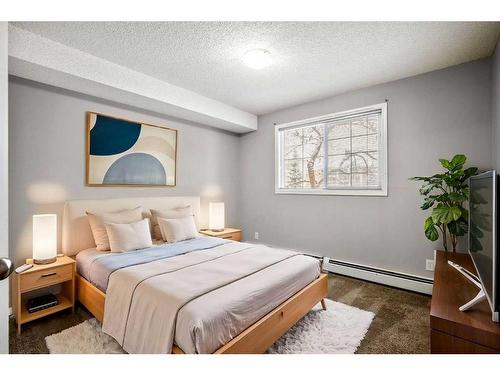 2221-10 Prestwick Bay Se, Calgary, AB - Indoor Photo Showing Bedroom