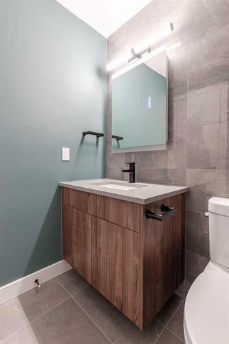 1712 Edenwold Heights Nw, Calgary, AB - Indoor Photo Showing Bathroom