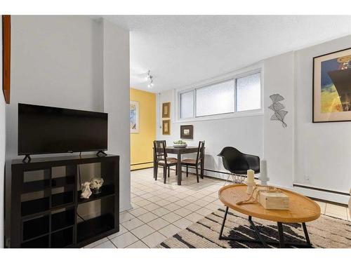 101-836 4 Avenue Nw, Calgary, AB - Indoor Photo Showing Living Room