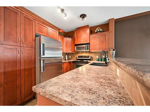 540-10 Discovery Ridge Close Sw, Calgary, AB - Indoor Photo Showing Kitchen With Double Sink