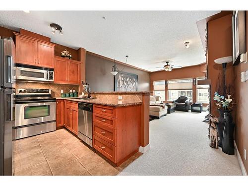 540-10 Discovery Ridge Close Sw, Calgary, AB - Indoor Photo Showing Kitchen