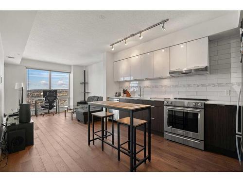 3004-930 6 Avenue Sw, Calgary, AB - Indoor Photo Showing Kitchen With Upgraded Kitchen