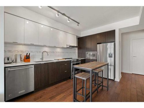 3004-930 6 Avenue Sw, Calgary, AB - Indoor Photo Showing Kitchen With Upgraded Kitchen