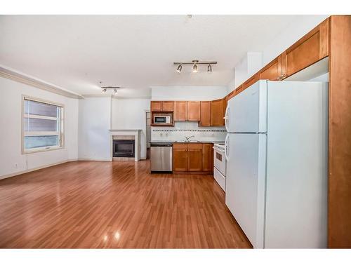 115-333 Riverfront Avenue Se, Calgary, AB - Indoor Photo Showing Kitchen