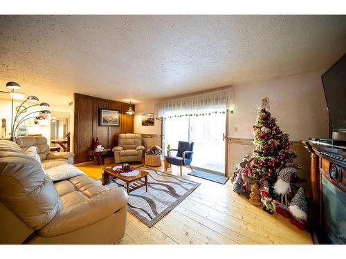 244 High Point Estates, Rural Rocky View County, AB - Indoor Photo Showing Living Room