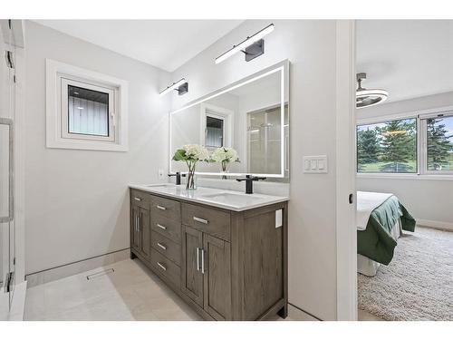 524 Scarboro Avenue Sw, Calgary, AB - Indoor Photo Showing Bathroom