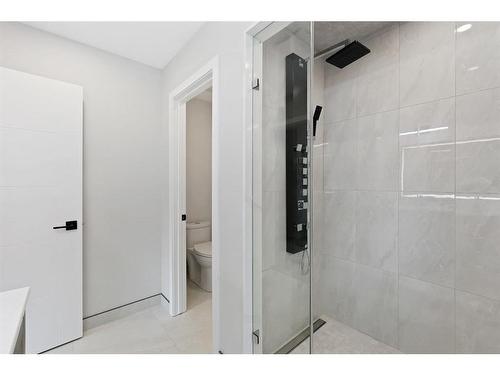 524 Scarboro Avenue Sw, Calgary, AB - Indoor Photo Showing Bathroom