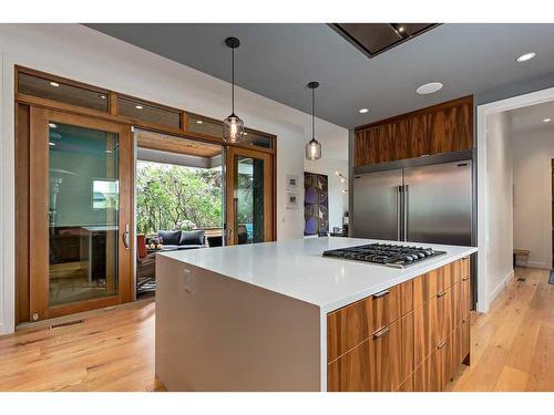 3901 17 Street Sw, Calgary, AB - Indoor Photo Showing Kitchen With Upgraded Kitchen