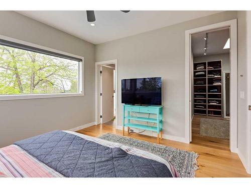 3901 17 Street Sw, Calgary, AB - Indoor Photo Showing Bedroom