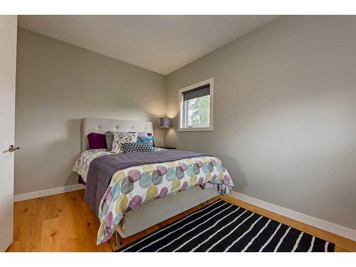 3901 17 Street Sw, Calgary, AB - Indoor Photo Showing Bedroom