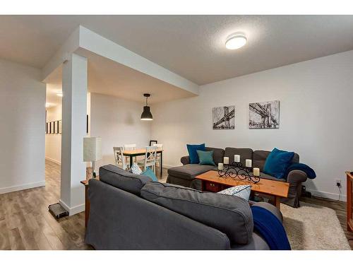 3901 17 Street Sw, Calgary, AB - Indoor Photo Showing Living Room