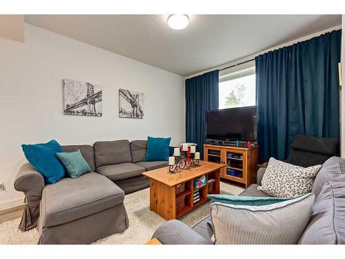 3901 17 Street Sw, Calgary, AB - Indoor Photo Showing Living Room