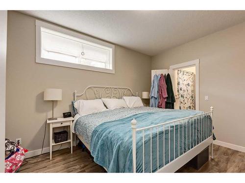 3901 17 Street Sw, Calgary, AB - Indoor Photo Showing Bedroom