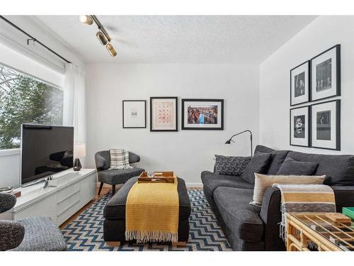 936 40 Avenue Nw, Calgary, AB - Indoor Photo Showing Other Room