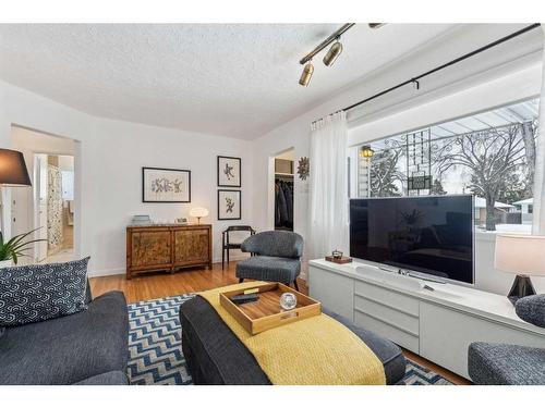 936 40 Avenue Nw, Calgary, AB - Indoor Photo Showing Living Room