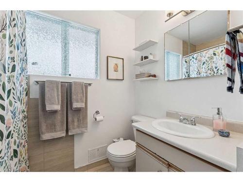 936 40 Avenue Nw, Calgary, AB - Indoor Photo Showing Bathroom