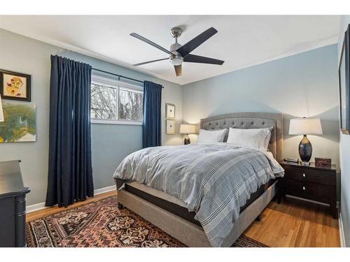 936 40 Avenue Nw, Calgary, AB - Indoor Photo Showing Bedroom