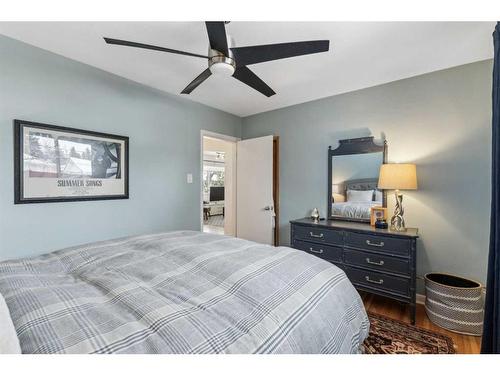 936 40 Avenue Nw, Calgary, AB - Indoor Photo Showing Bedroom