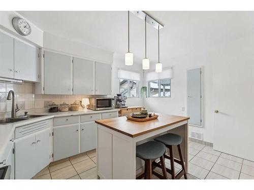 936 40 Avenue Nw, Calgary, AB - Indoor Photo Showing Kitchen With Double Sink