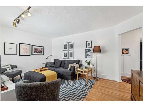 936 40 Avenue Nw, Calgary, AB - Indoor Photo Showing Living Room