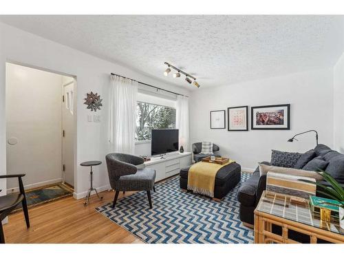 936 40 Avenue Nw, Calgary, AB - Indoor Photo Showing Living Room