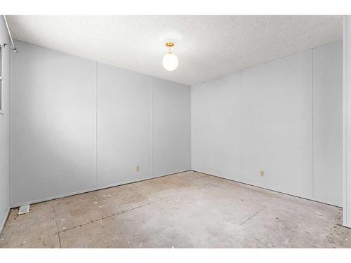 7-2210 Oakmoor Drive Sw, Calgary, AB - Indoor Photo Showing Other Room