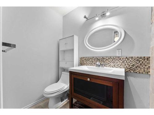 7-2210 Oakmoor Drive Sw, Calgary, AB - Indoor Photo Showing Bathroom