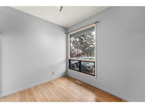 7-2210 Oakmoor Drive Sw, Calgary, AB - Indoor Photo Showing Other Room